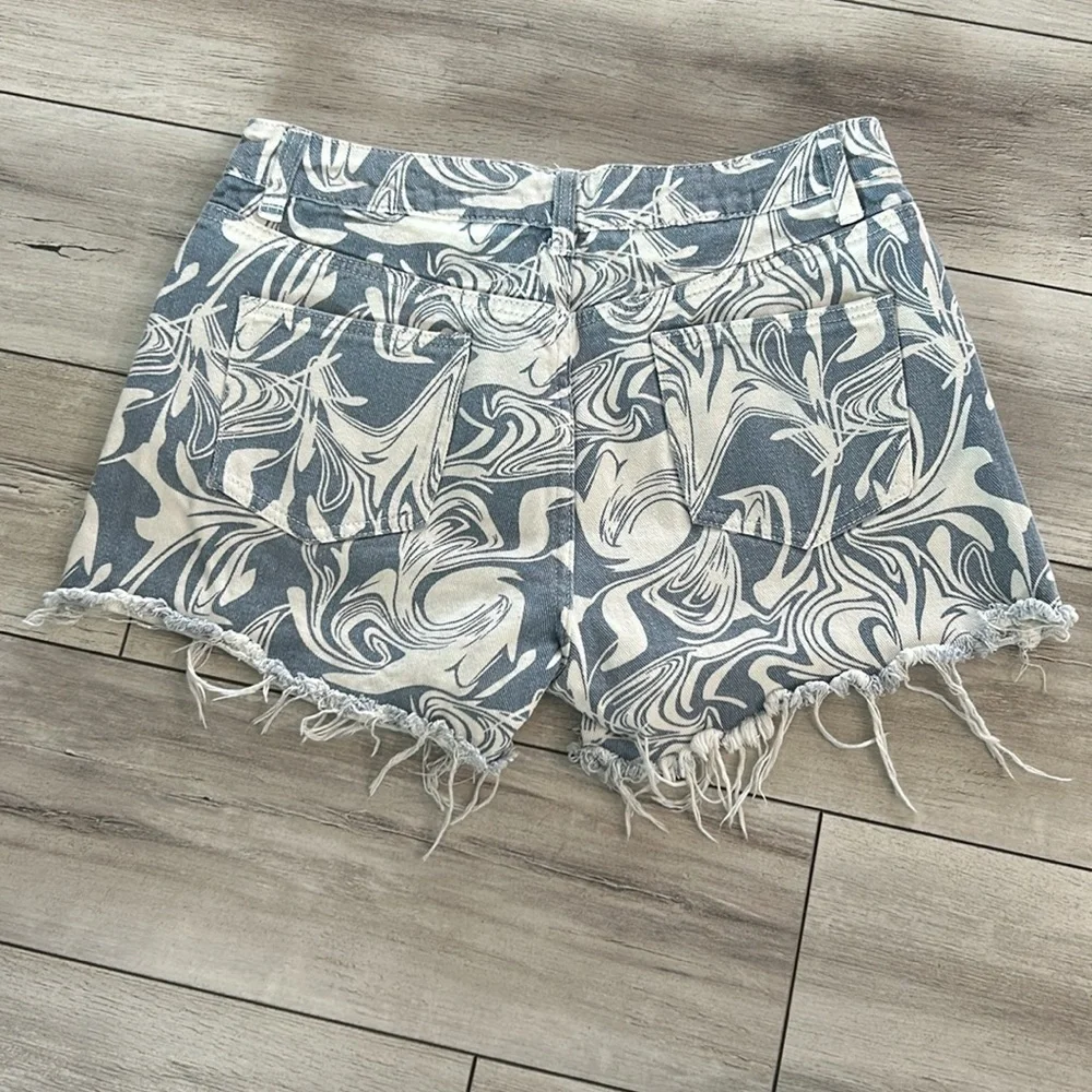 Cider blue swirl print jean shorts size Large